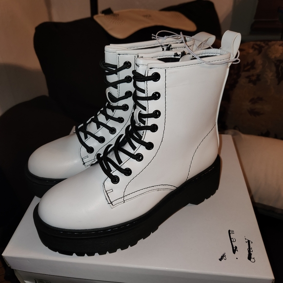 A NEW DAY Erin White Memory Foam Zip Platform Combat Boots Sz 6 New w/Tag - Picture 4 of 6